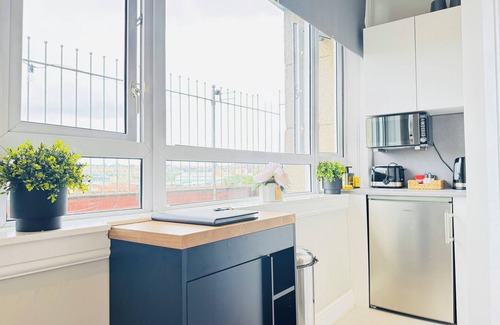Gorgie Apartment | Top Floor Getaway With Romantic Canopy Bed
