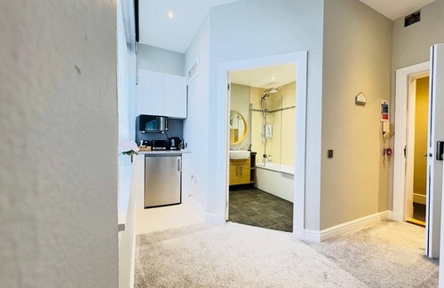 Gorgie Apartment | Top Floor Getaway With Romantic Canopy Bed