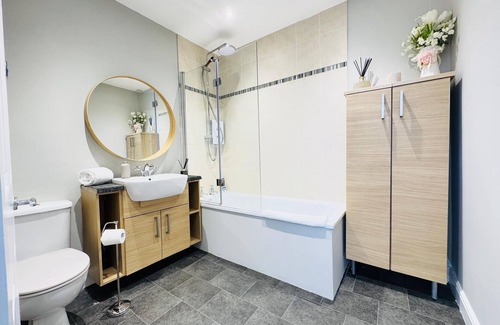 Gorgie Apartment | Top Floor Getaway With Romantic Canopy Bed