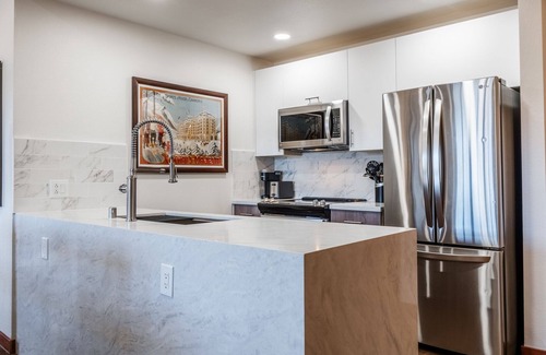 Mammoth Lakes Condo | Top Floor Gorgeous 2BR/2BA Unit in The Village with Great View!