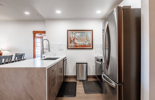 Mammoth Lakes Condo | Top Floor Gorgeous 2BR/2BA Unit in The Village with Great View!
