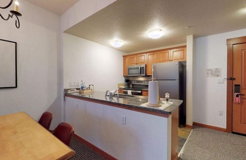 Mammoth Lakes Condo | Top Floor Grand Sierra Village Lodge 1BR Exquisitely.