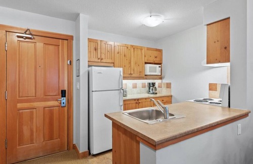 East Kootenay Condo | Top Floor in the HEART of Panorama Village | TRUE Ski In/Out | Pools & Hot Tubs