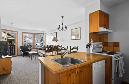 East Kootenay Condo | Top Floor in the HEART of Panorama Village | TRUE Ski In/Out | Pools & Hot Tubs