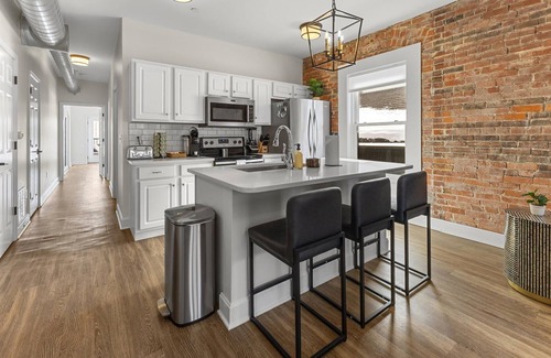 Chatham-Arch Apartment | Top Floor - Mass Ave in Heart of Indy with Balcony