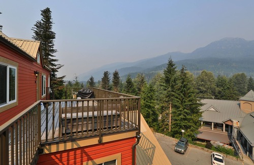 Whistler Creekside Apartment | Top floor one bedroom apartment steps to Creekside Gondola sleeps 4