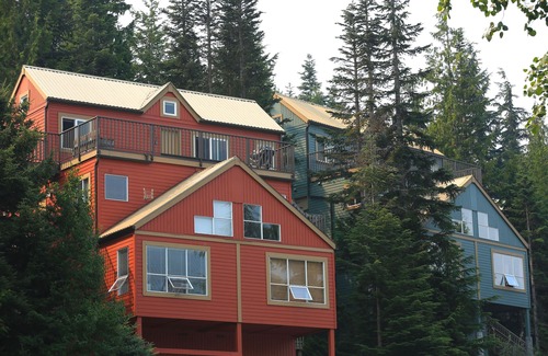 Whistler Creekside Apartment | Top floor one bedroom apartment steps to Creekside Gondola sleeps 4