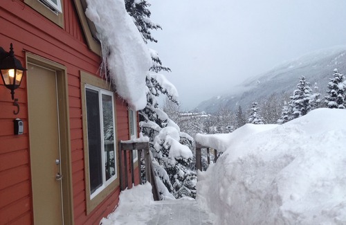 Whistler Creekside Apartment | Top floor one bedroom apartment steps to Creekside Gondola sleeps 4