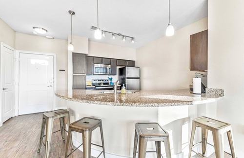 Montopolis Apartment | Top Floor SoCo 2BR King Suite | 8 mins to Downtown
