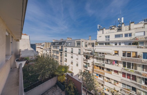 Enfants-Rouges Apartment | top floor studio between Oberkampf and Canal Saint Martin