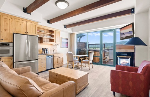 Kimball Junction Condo | Top-Floor Views + Central Stay in PC | Fireplace, Balcony, Private Hot Tub