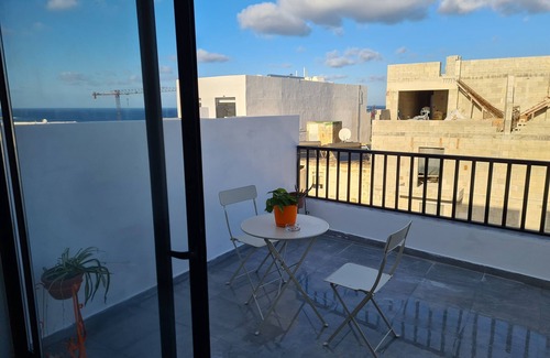 Bugibba Apartment | Top Floor with sunny Terrace