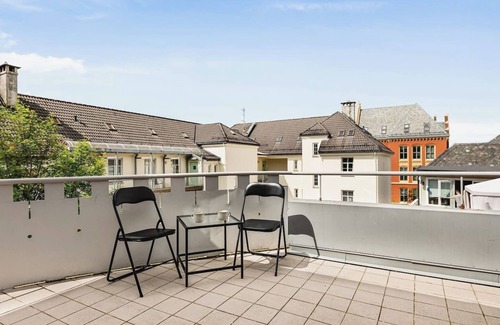 Engen Apartment | Top-floor With 3x Workspaces | 350m To Harbour