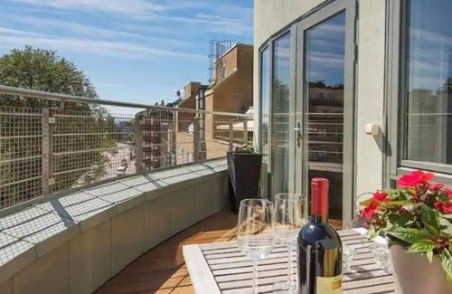 Majorstua Apartment | Top Floor With Balcony - Super Central - 5 pax