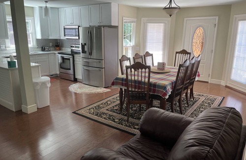 Fuquay-Varina House | Top-level of a modern split-level home. n
