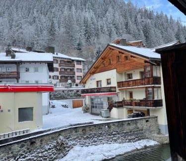 Klosters-Serneus Apartment | TOP LOCATION - Klosters center - 130m distance to ski lift Parsenn Gotschnabahn and railway station Klosters Platz - direct connection to Davos