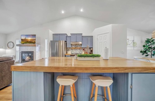 Twin Falls House | "Top-notch!" Family Fun HQ – games, fire pit, and a king suite for the grown-ups