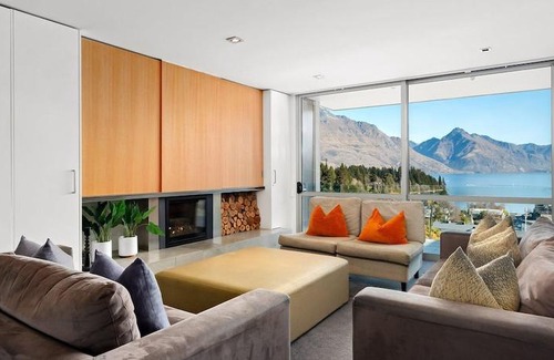Queenstown City Centre House | Top of the Lake