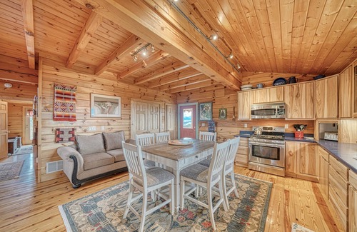 Howard Cabin | Top of the World - Unwind on Cloud Nine!