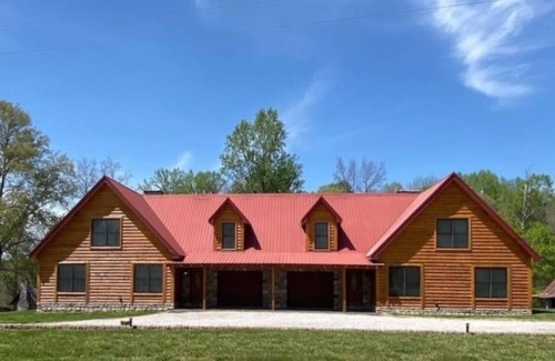 Lucas Cabin | Top Rated 5 Star Exceptional Clean Luxury-fire pit-pool table-pet friendly!