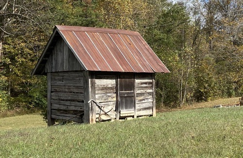 Lucas Cabin | Top Rated 5 Star Exceptional Clean Luxury-fire pit-pool table-pet friendly!