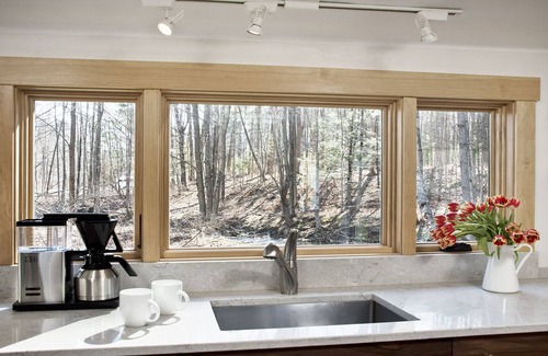 Woodstock Cottage | TOP RATED Romantic rustic luxury + flowing stream + walk to town = Brook Cottage