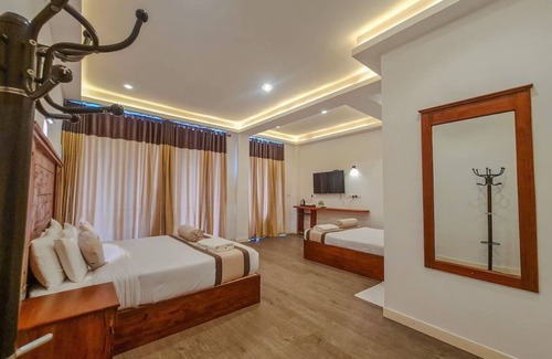 Nuwara Eliya Apartment | TOP RICH HOTEL- Family Room, Lake View #2