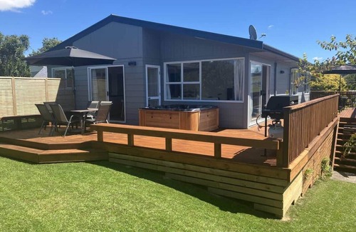 Springfield House | Top Spot Rotorua | Spa Pool & EV Charger