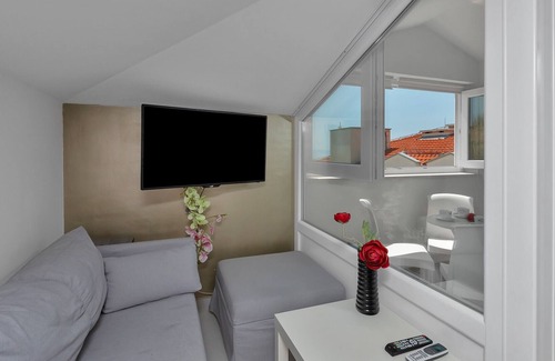 Gorinka Apartment | Top View Two Bedroom Apartment with Balcony and Sea View