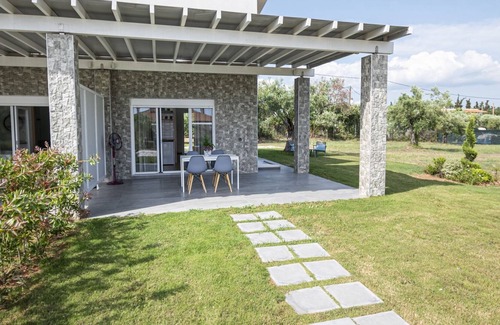 Gerakini House | Topos Maisonette Right by Travel Pro Services