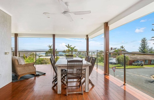 Bonny Hills House | Topviews - 3 bedroom holiday home with sea views