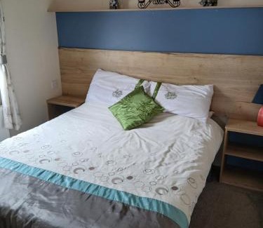 Paignton Resort | Torbay Holiday Home at The Waterside Holiday Park - With Deck and Sea View