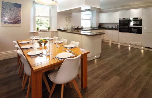 Torquay City Centre Villa | Torbay Rise. Seaside Villa with outstanding family facilities