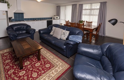 Kronkup Apartment | Torbay Seaview – Enjoy Oceanview’s from the spa bath