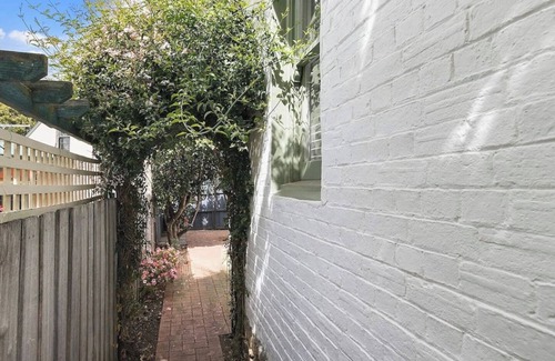 Battery Point House | Toris Cottage Stroll to Vibrant Salamanca
