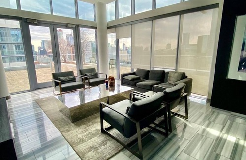 Cabbagetown Apartment | Toronto Downtown One Private Room in a 2B2B Condo Apartment For Female only