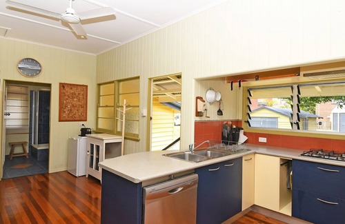 Torquay House | Torquay Treasure - Located in beautiful Hervey Bay less than 100m walk to the beach