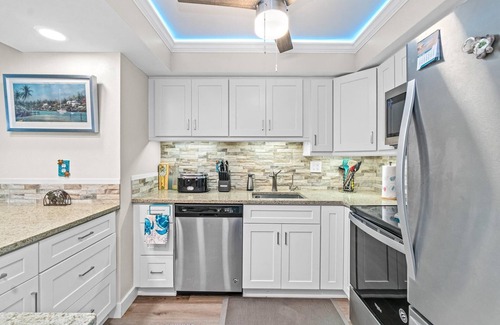 Siesta Key Condo | Tortuga – 2BR on Beach, Heated Pool & Sauna