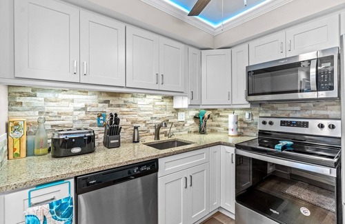 Siesta Key Condo | Tortuga – 2BR on Beach, Heated Pool & Sauna
