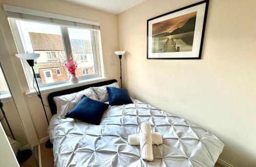 Longcroft House | Torwood Townhouse - Free Parking, SuperFast WiFi and Contractor Friendly