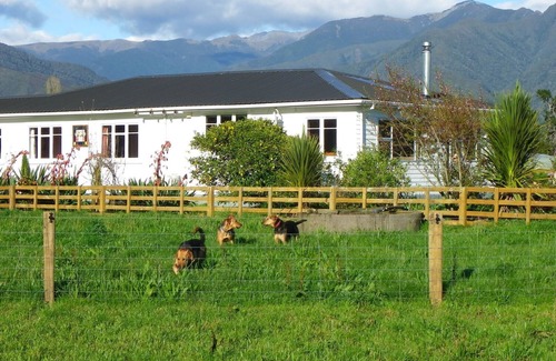 Takaka House | Totara Glen - Bucolic retreat in peaceful countryside