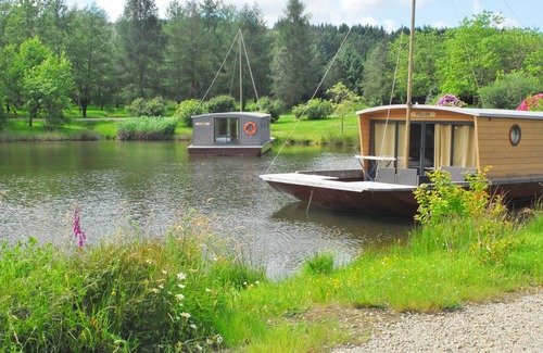 Chamberet Boat Rental | Toue cabanée