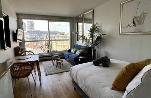 Grenelle Apartment | Tour Eiffel - Studio vue imprenable au-dessus des toits, balcon