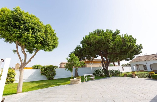 Sanlucar de Barrameda Villa | TOURIST VILLA “LAS RAÍCES” NEAR THE CENTER AND THE BEACHES OF LA JARA.