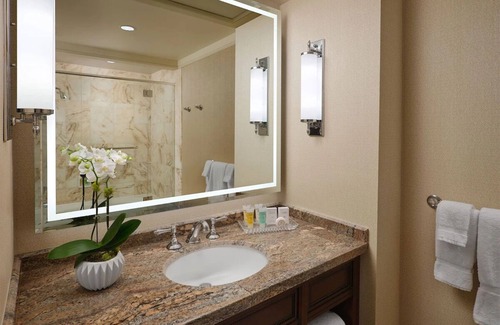 Downtown Salt Lake City Hotel | Tower 2 Queens, Little America Hotel, Heated Pool, Restaurant, Close to Downtown