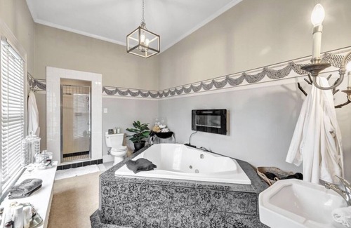 Green Bay Bed & Breakfast | Tower Suite in Historic Mansion B&B, 9 min from Lambeau Field