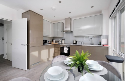 Berrylands Apartment | Town Center 2 bed Serviced Apartment 08 with parking