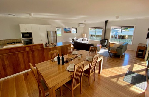 Margaret River House | Town Hideaway- Spacious house by the river and town centre. Couples and groups.