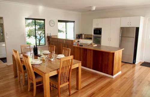 Margaret River House | Town Hideaway- Spacious house by the river and town centre. Couples and groups.