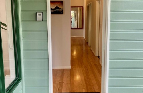 Margaret River House | Town Hideaway- Spacious house by the river and town centre. Couples and groups.